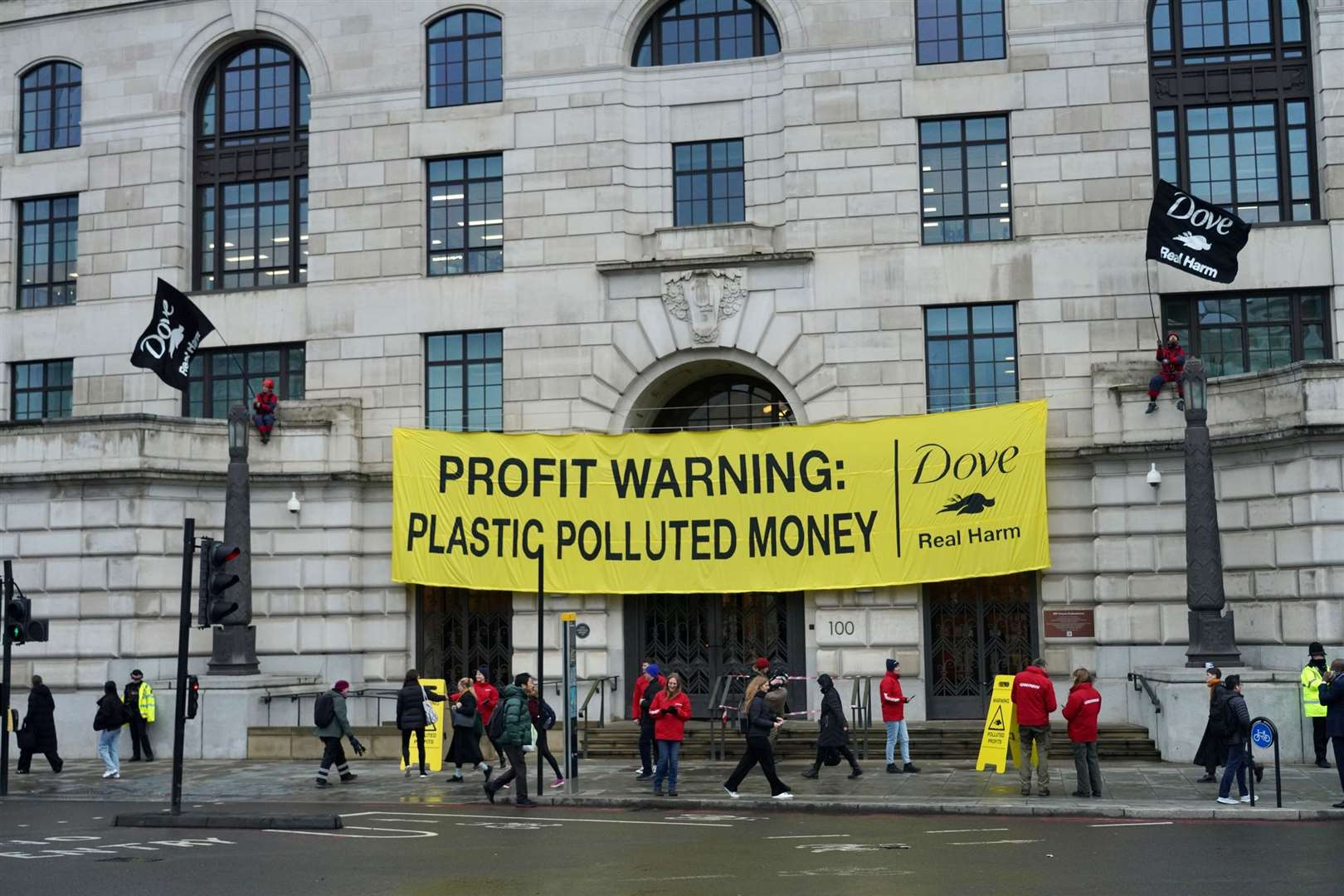 On the eve of Unilever’s profits announcement, Greenpeace UK members scaled the company’s HQ near Blackfriars Bridge (Kristian Buus/Greenpeace)