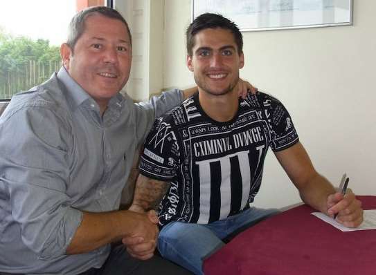 Hythe manager Tim Dixon shakes hands with goalkeeper Dan Eason as he signs his contract