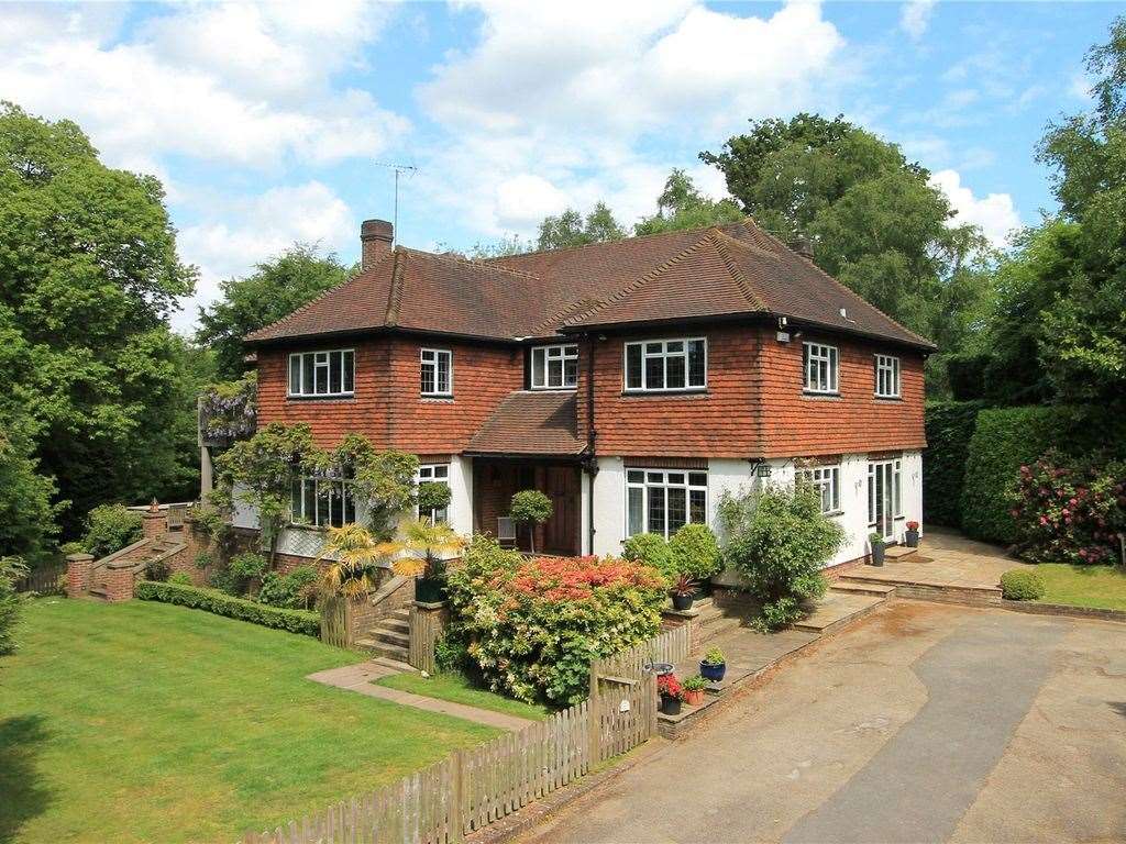 This six-bedroom sold last year for a hefty £3.1M sum. Photo: Zoopla