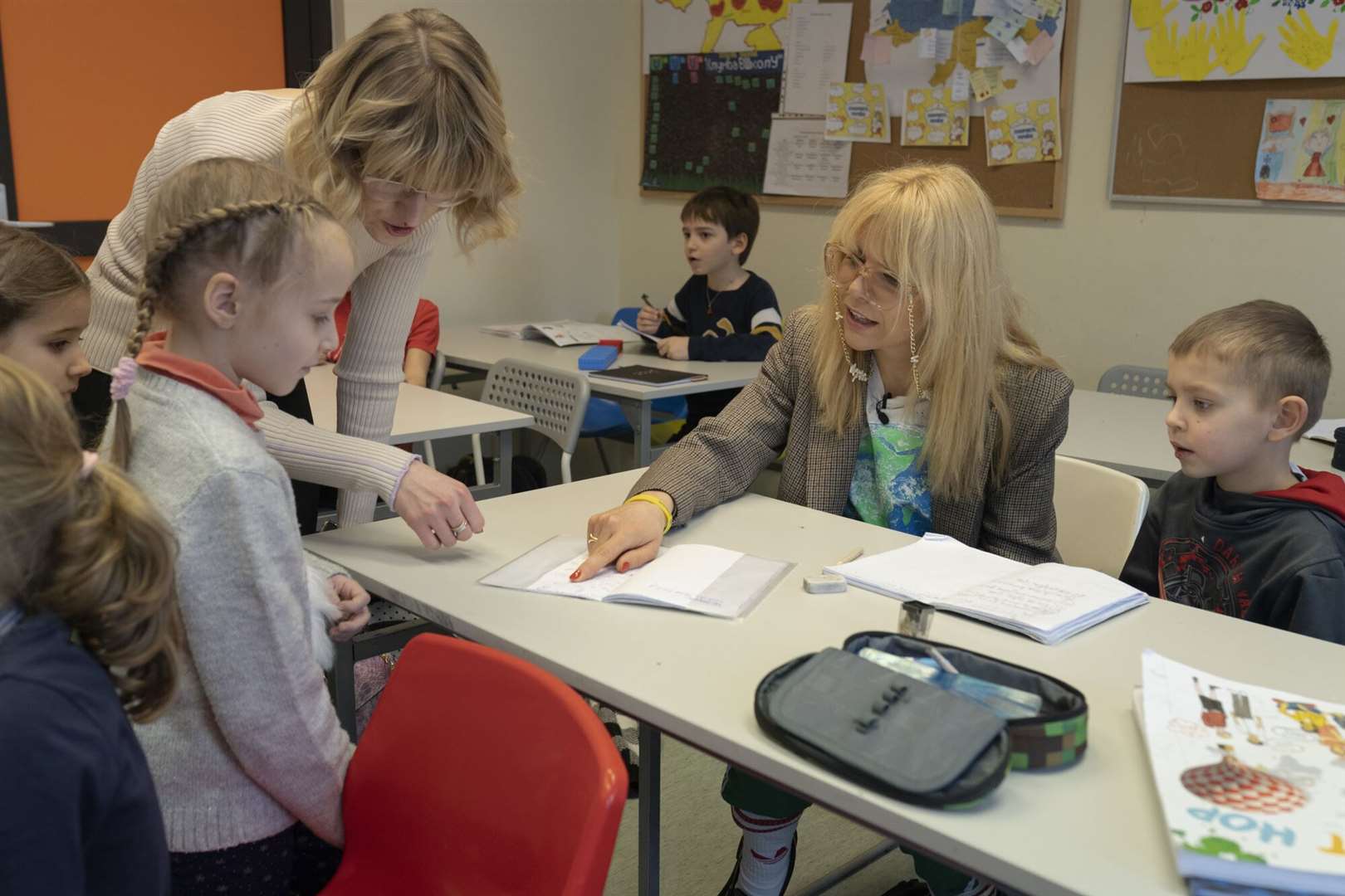 Paloma Faith with a first grade student at the Warsaw Ukrainian School (Andreea Campeanu/DEC/PA)