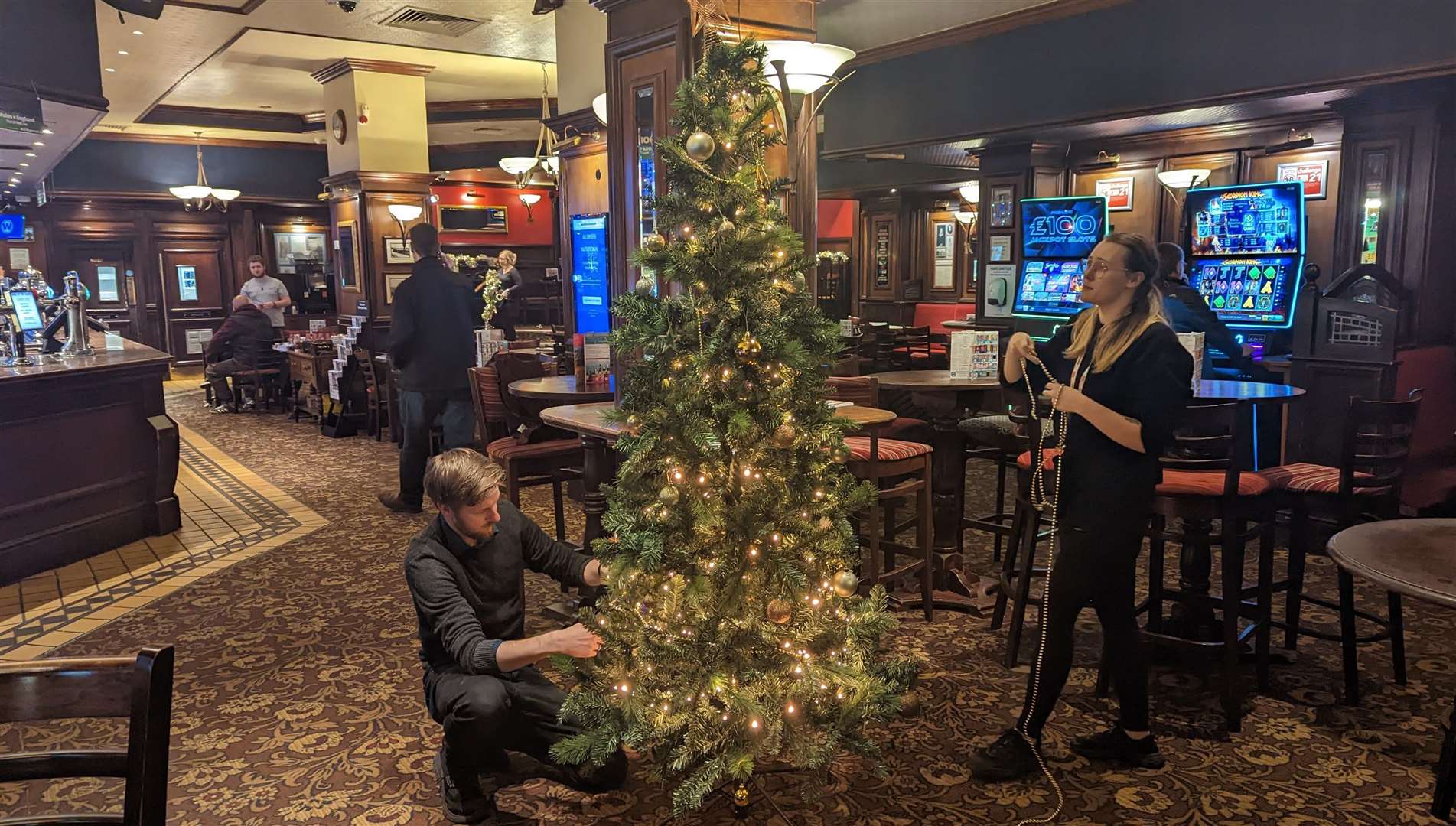 The Christmas tree going up at The Eight Bells in Dover