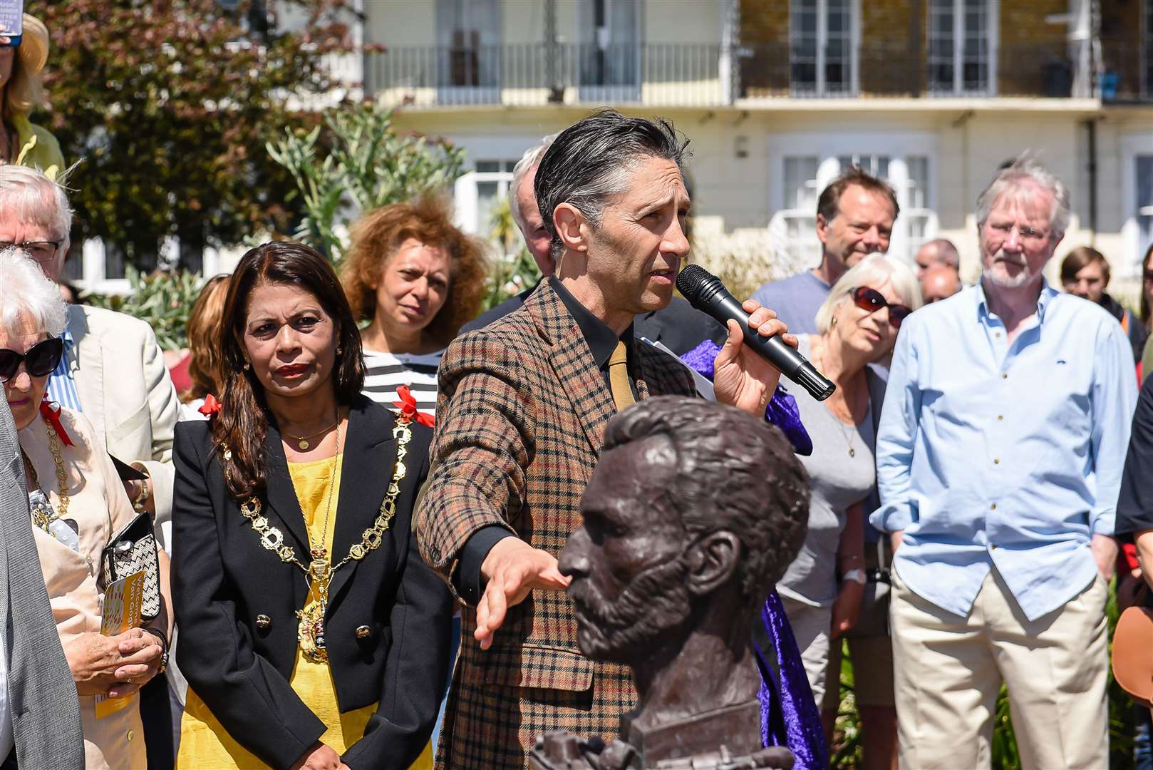 Sculptor Anthony Padgett unveils the bust. Pictures: Alan Langley (12403258)