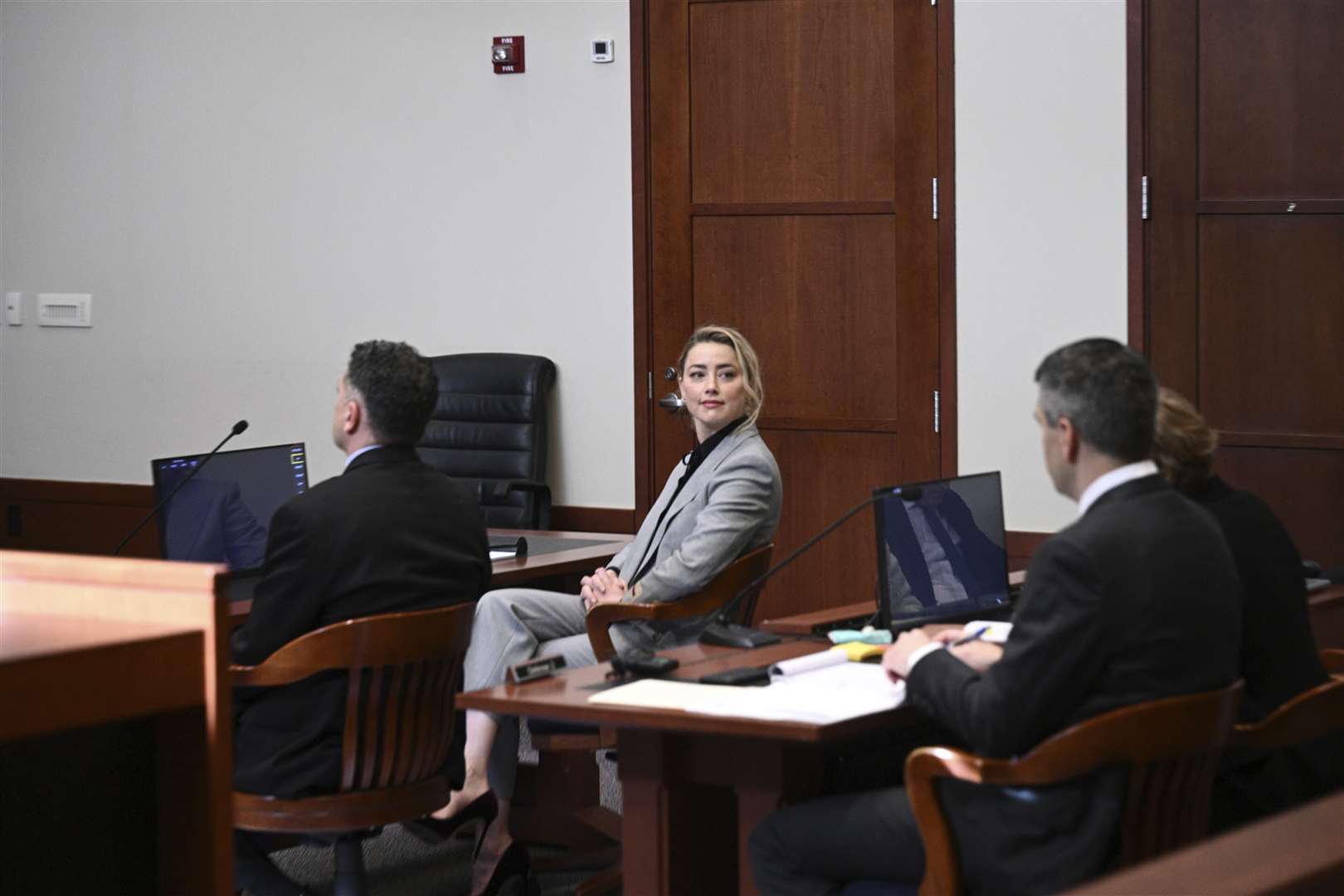 Amber Heard looks on inside the courtroom (Brendan Smialowski, Pool via AP)