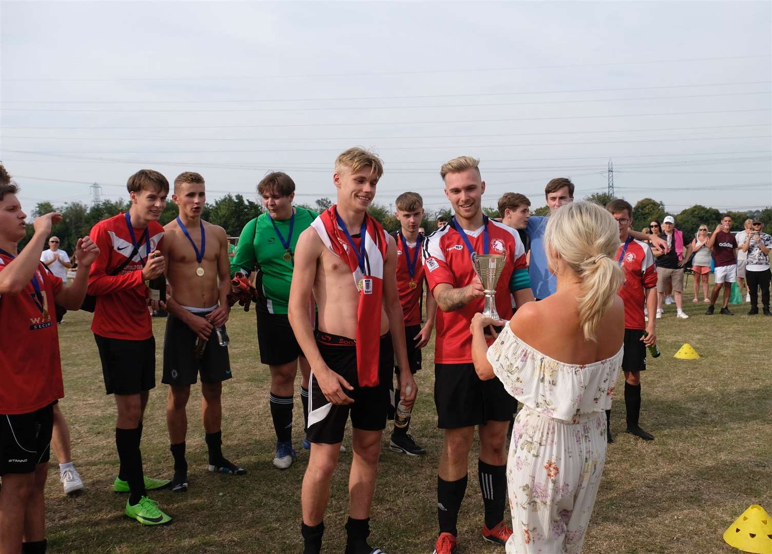 Elliott's mum Kerry Holmes presents the winning Istead Rise squad with their medals