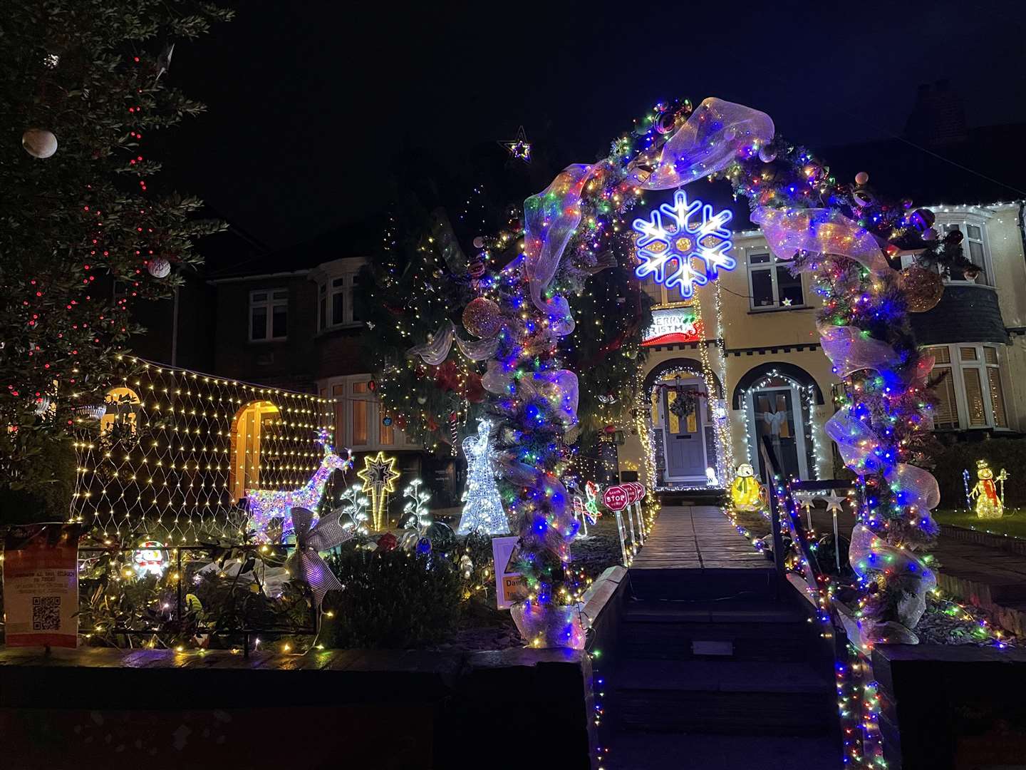 Kelly and Neil's decorations in Rochester Road