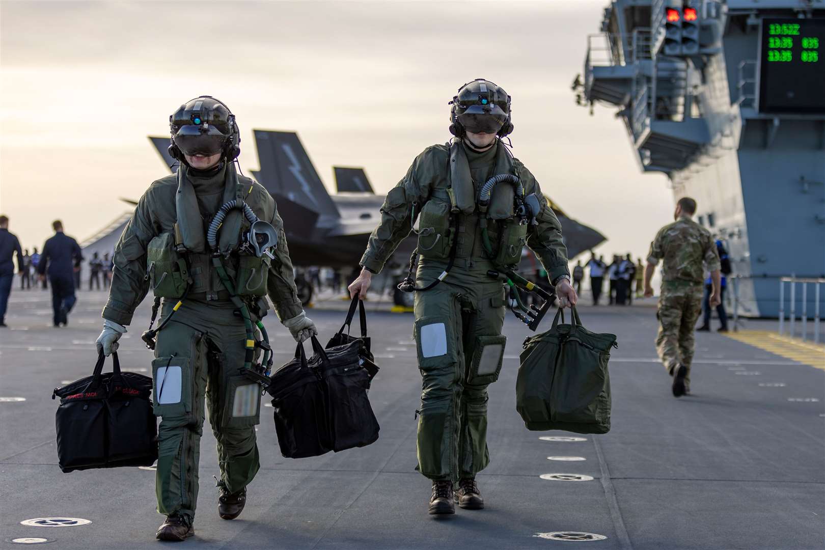 F-35B Lightning jets land on aircraft carrier heading to major Nato ...