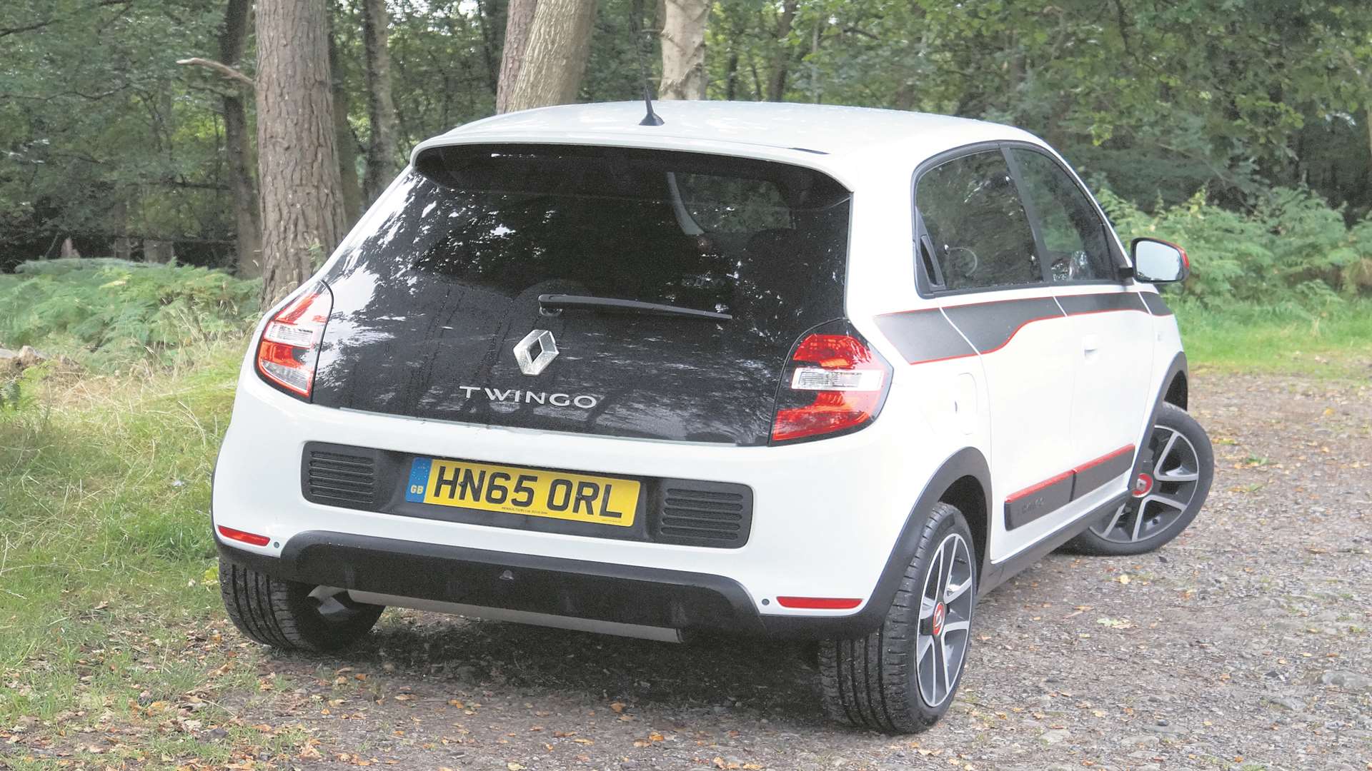 The bootlid is made of a single piece of tinted glass