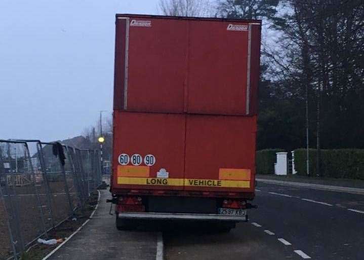 Lorries parked in laybys on the A20 (7657007)