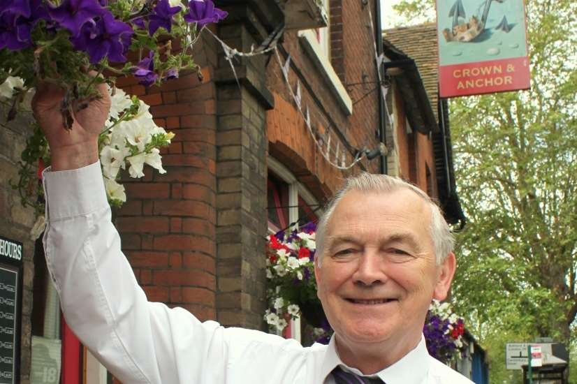 Les outside the Crown and Anchor.