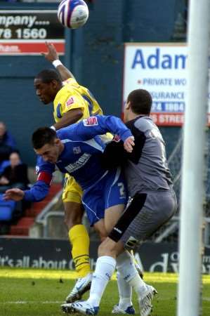 Dennis Oli heads Gillingham ahead on 25 minutes. Picture: MATTHEW WALKER