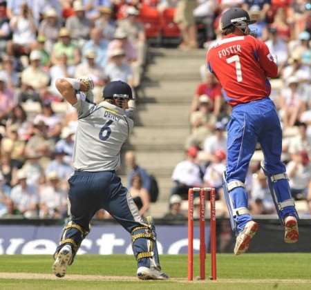 Joe Denly got Spitfires off to a cracking start with 36 from 27 balls