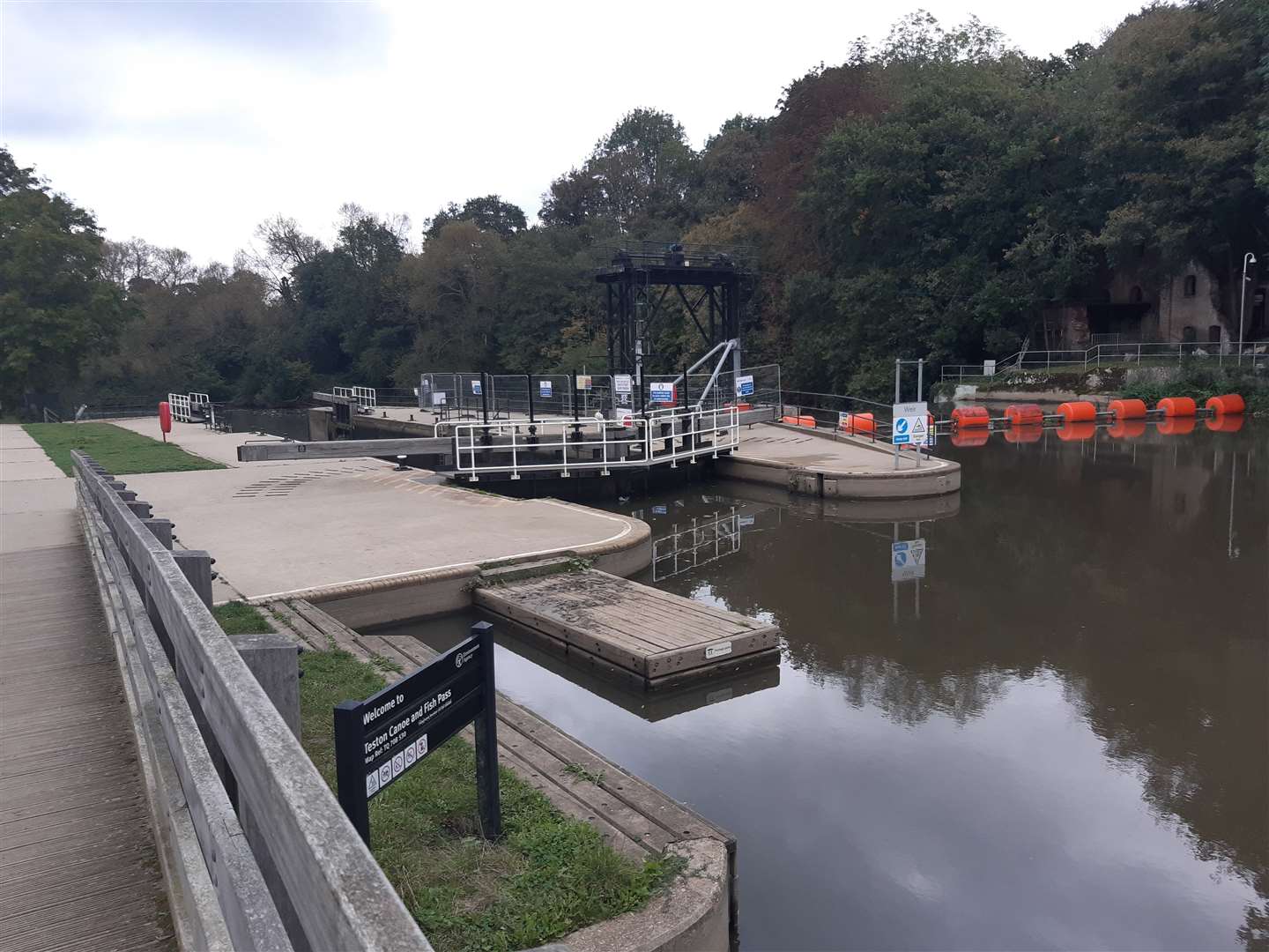 The lock and weir at Teston Bridge Country Park