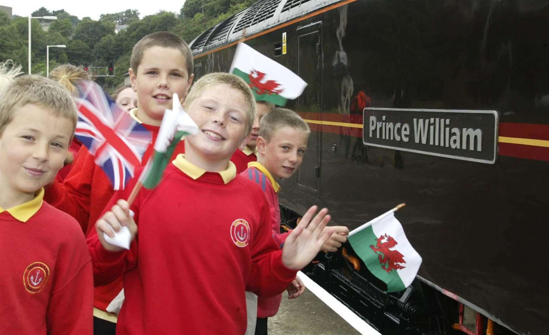 Schoolchildren from Bangor welcome the Royal Train pulled by the ‘Prince William’ locomotive in 2003 (John Giles/PA)