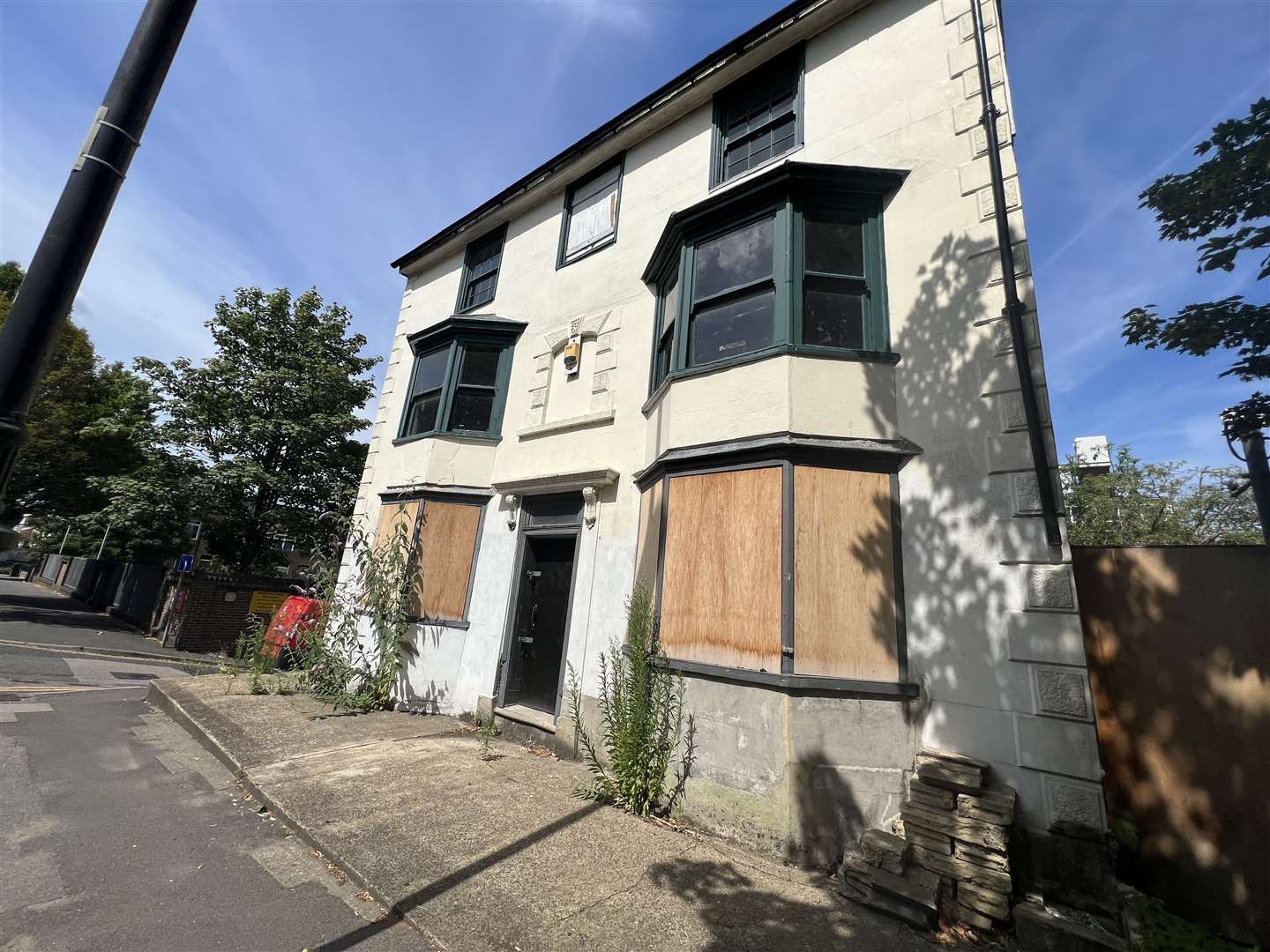 The long empty Lord Duncan pub in Chatham (57991035)