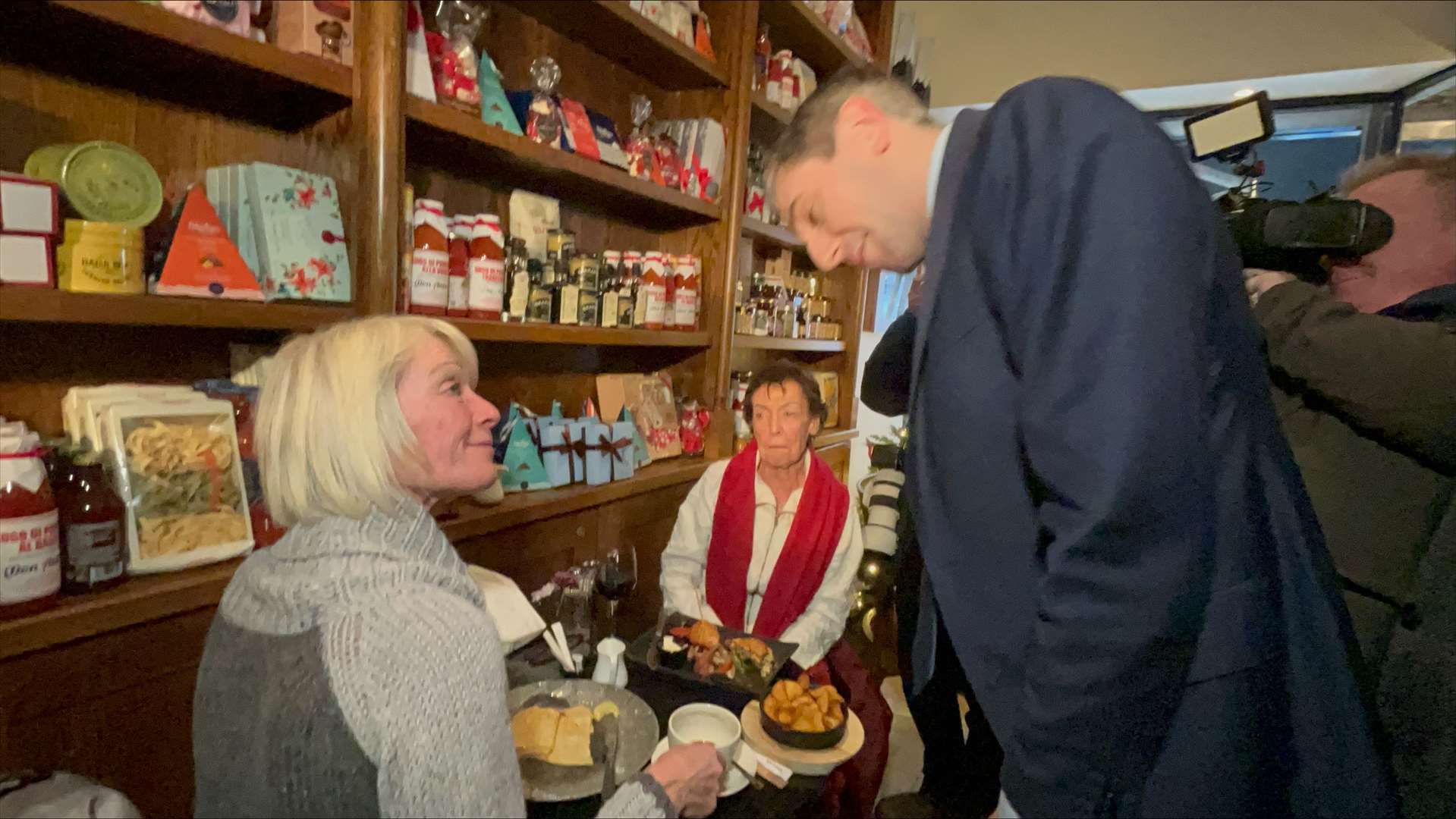 Taoiseach and Fine Gael leader Simon Harris speaks to diners at a cafe in Glasnevin (Claudia Savage/PA)