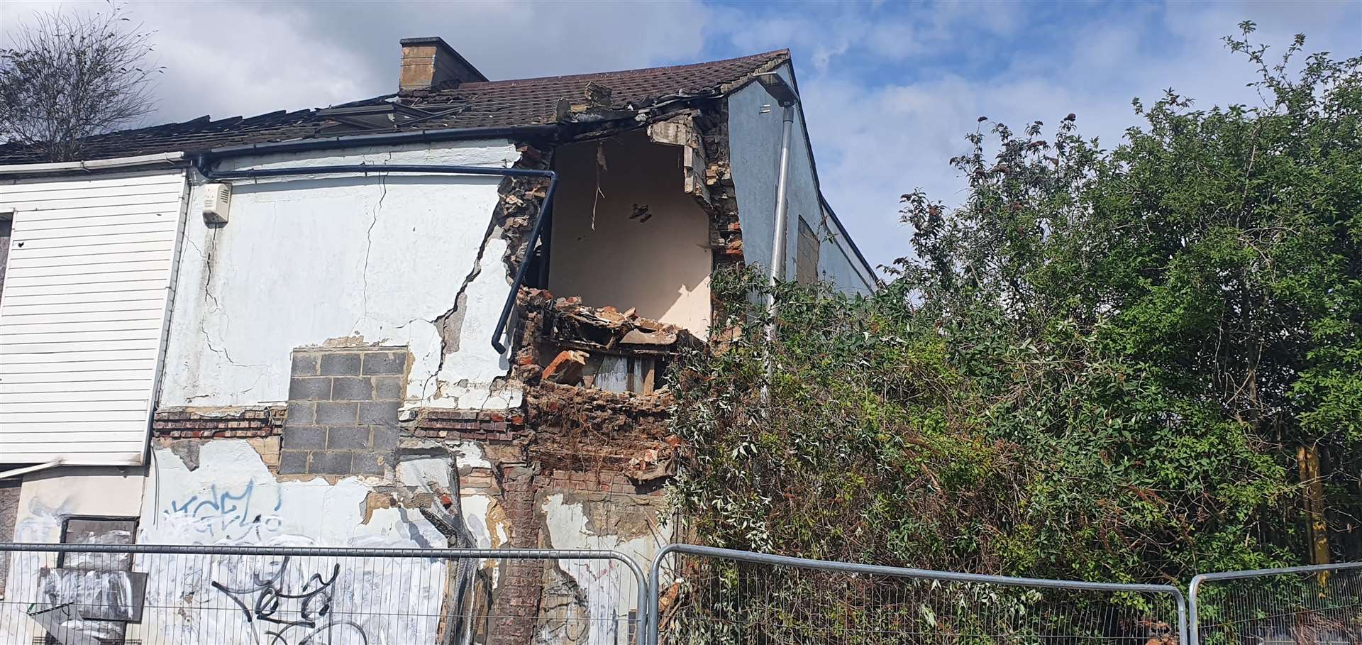 Part of the building next to the derelict Canal Cafe has collapsed (46896600)