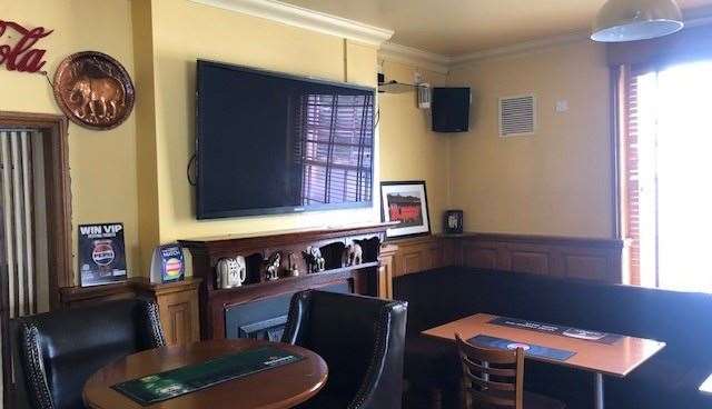 This screen, positioned over the fireplace containing the elephant ornaments, was the only one in the pub not switched on