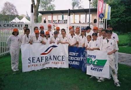 Kent Under 13B girls with their Dutch hosts at the VRA ground in Amsterdam