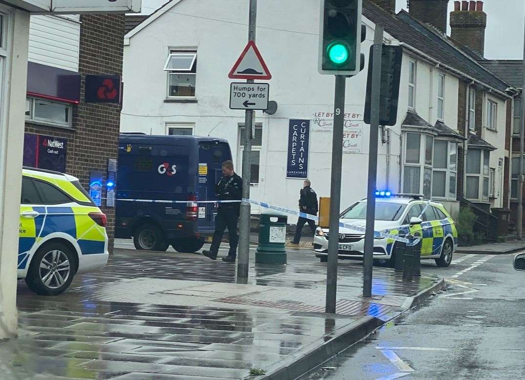 Police cordon off NatWest in Rainham High Street after a robbery. Pic @joshbattrum17 (17527955)