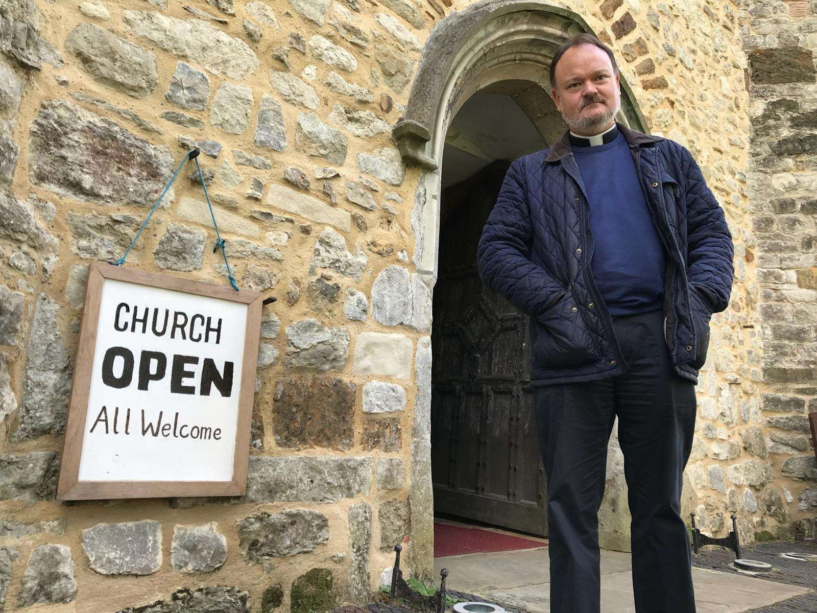 St Mary's Church in Hadlow is inviting mourners to light a candle and say a prayer (4498785)