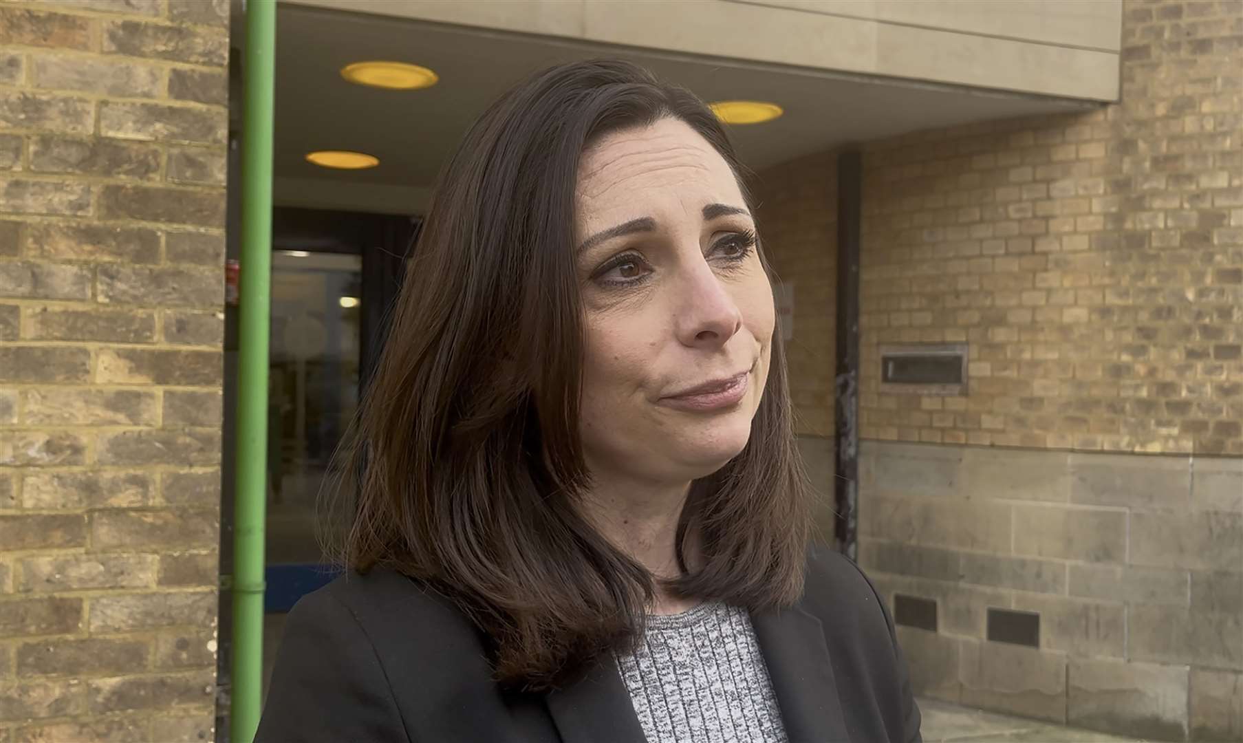 Detective Chief Inspector Katie Dounias reading a statement from Annette Smith’s family outside Luton Crown Court (William Warnes/PA)