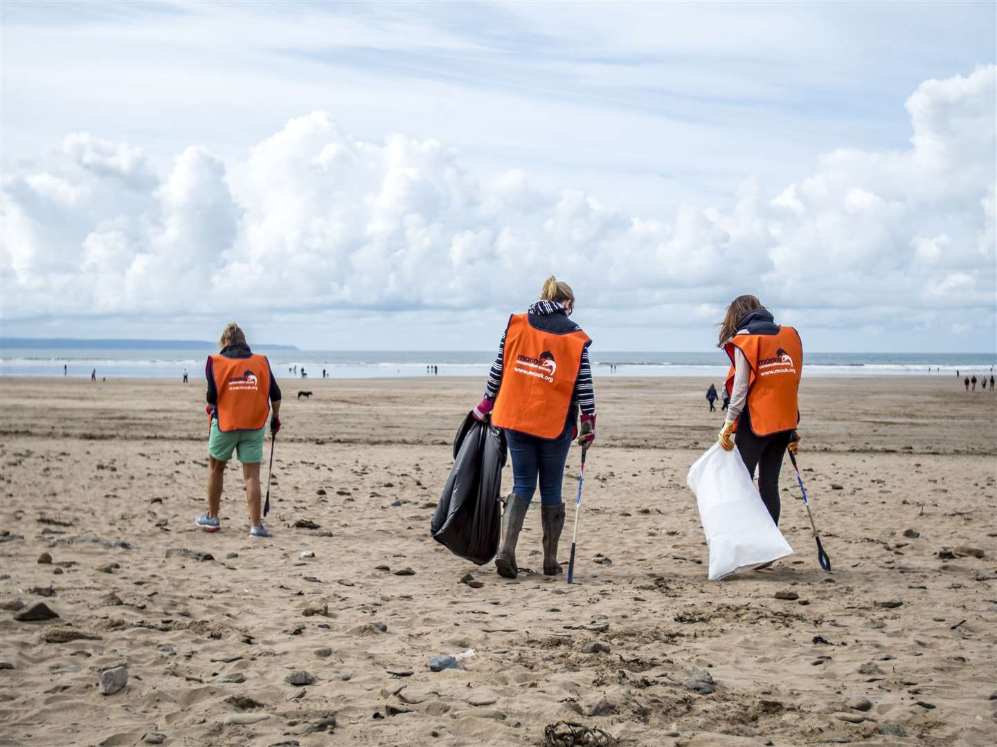 Beachwatch volunteers collecting and recording litter (MSC)