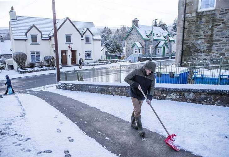 A man clearing snow from his property. (Jane Barlow/PA) (44304477)