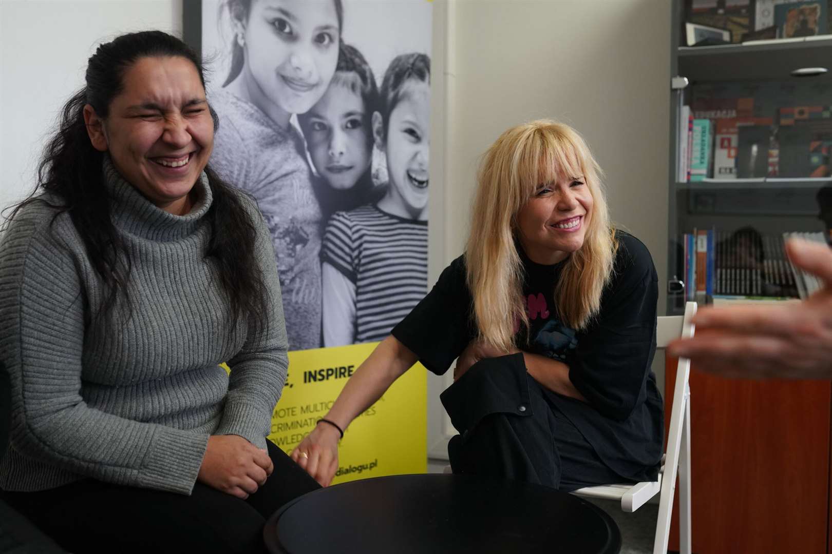 Paloma Faith meeting Alina, a Roma refugee from Ukraine, at a community centre in Warsaw (Andreea Campeanu/DEC/PA)