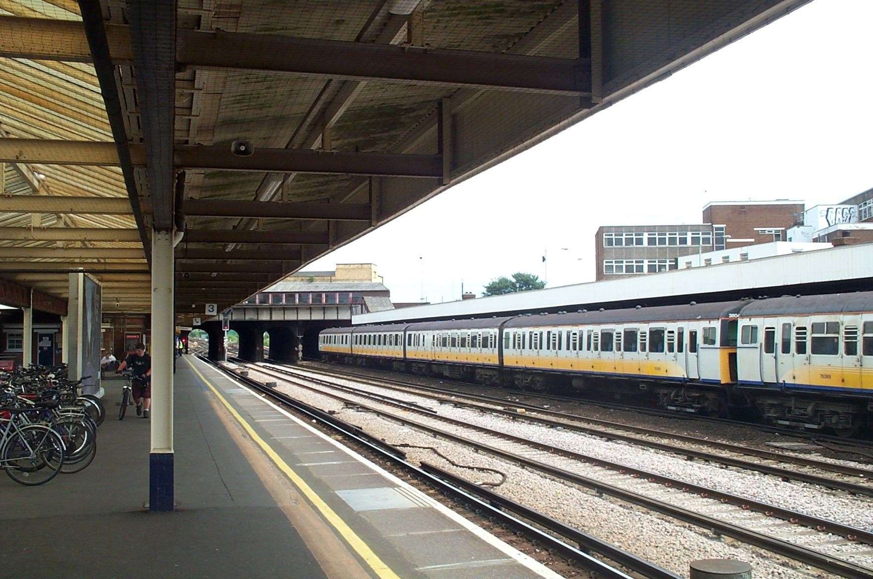 Tonbridge Railway Station, with slam-door train at platform 2 (File) (3850484)