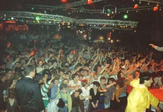 Crowds of Dovorians in Images, 1987.