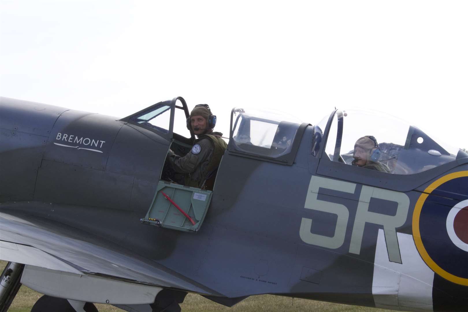 Pilot Dave 'Rats' Ratcliffe and Neville Croucher before take-off