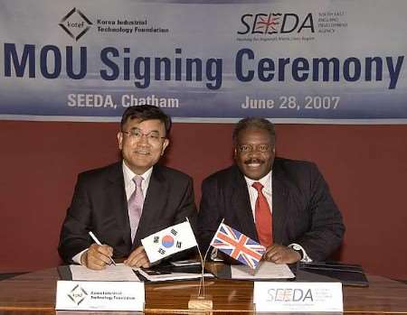 SEEDA chairman Jim Brathwaite, right, and Korea Industrial Foundation chairman, Dr Jung Joon Suk