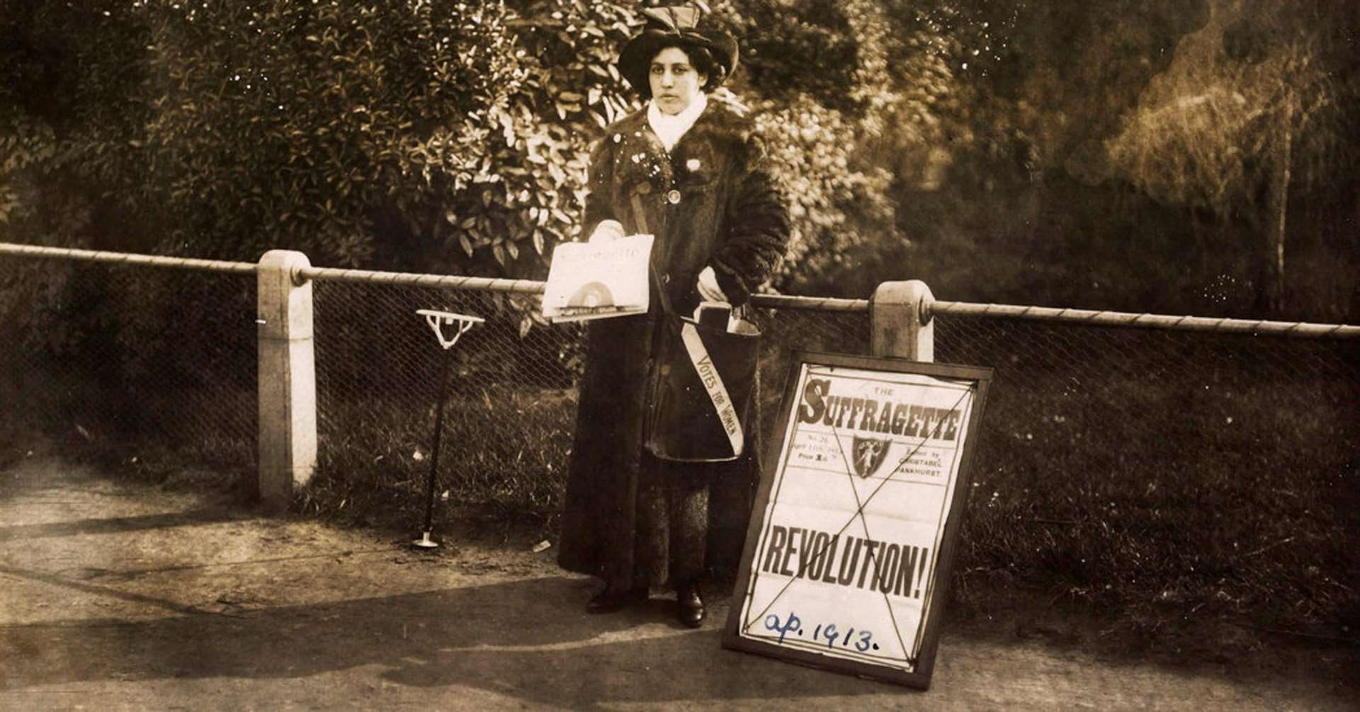 Sophia Duleep Singh selling Sufragette subscriptions in 1913 (Alamy/PA)