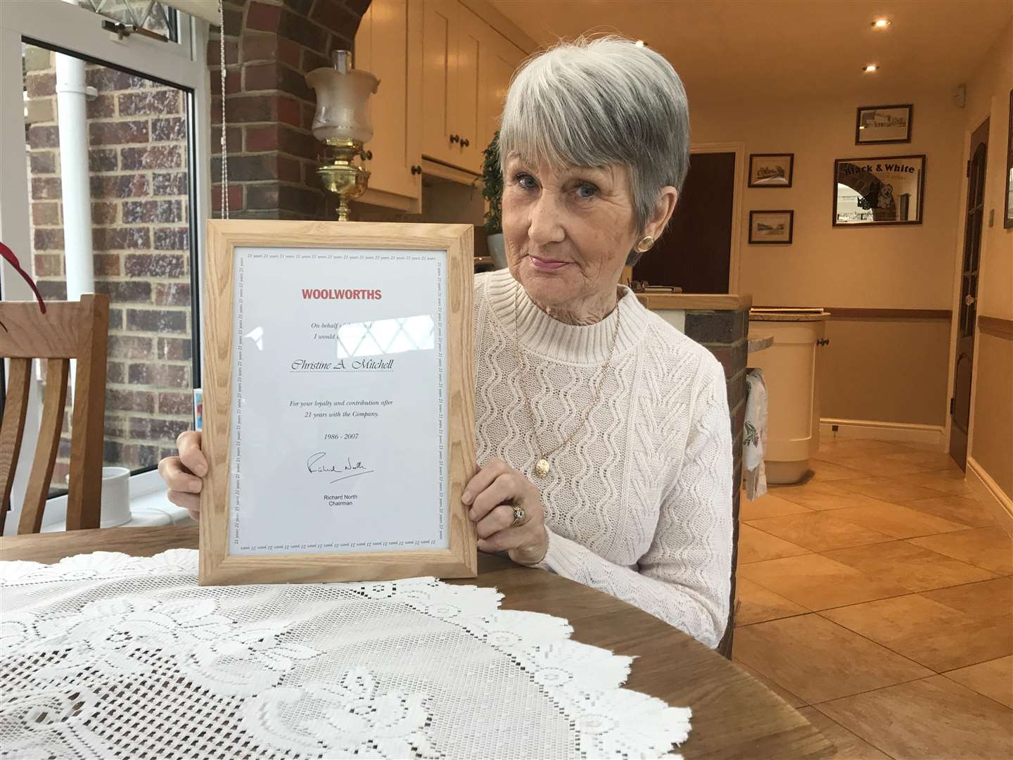 Christine Mitchell with her certificate of 21-years service at Woolworths (6326267)