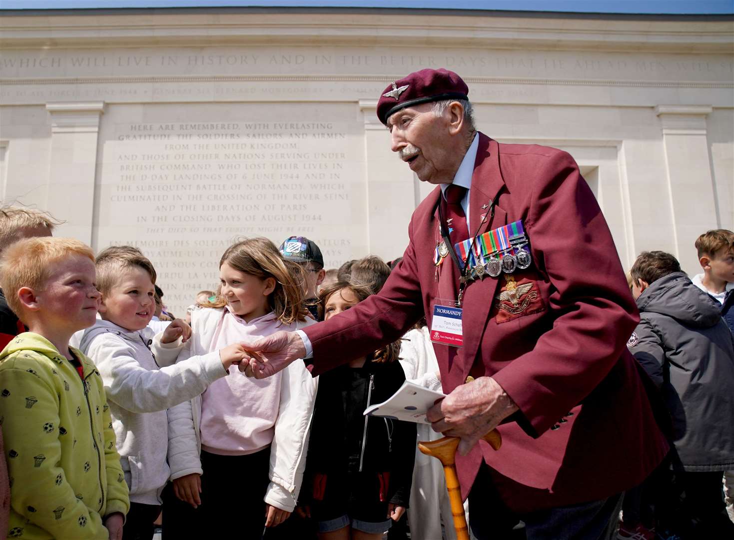 D-Day veteran Tom Schaffer, 13th Battalion Parachute Regiment 6th AB, greets French schoolchildren (Gareth Fuller/PA)