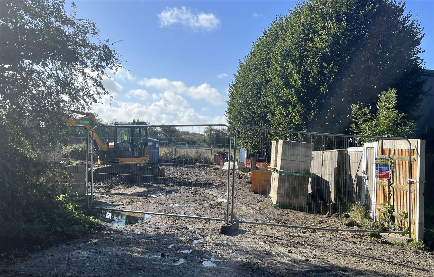 Due to the small size of the construction site, lorries are reversing down the track road