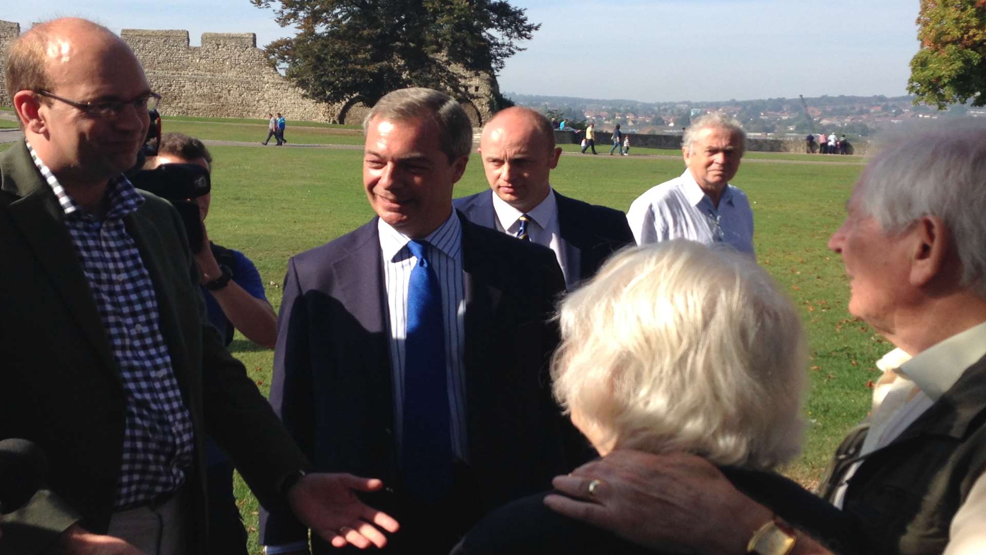 The pair chatted to a couple in the grounds of Rochester Castle