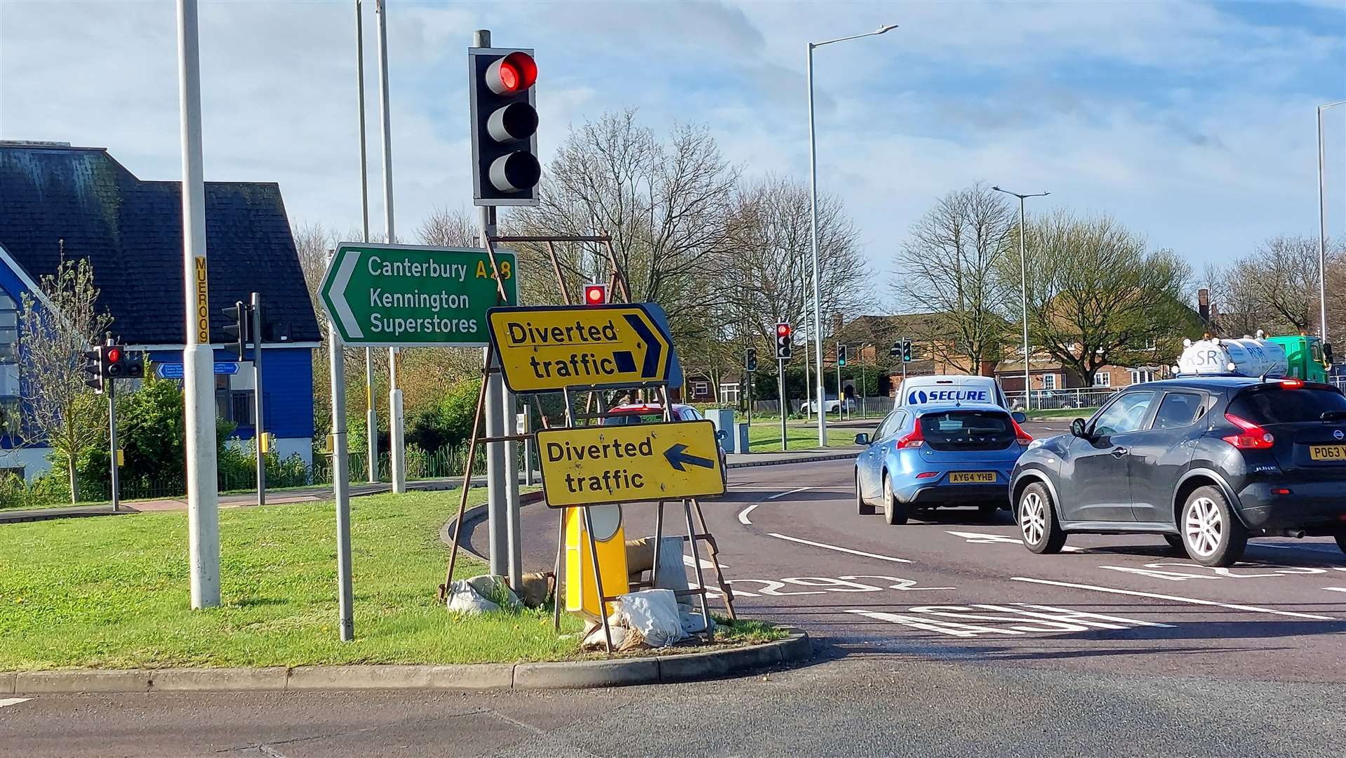 Confusing diversion signs are on the Drovers Roundabout