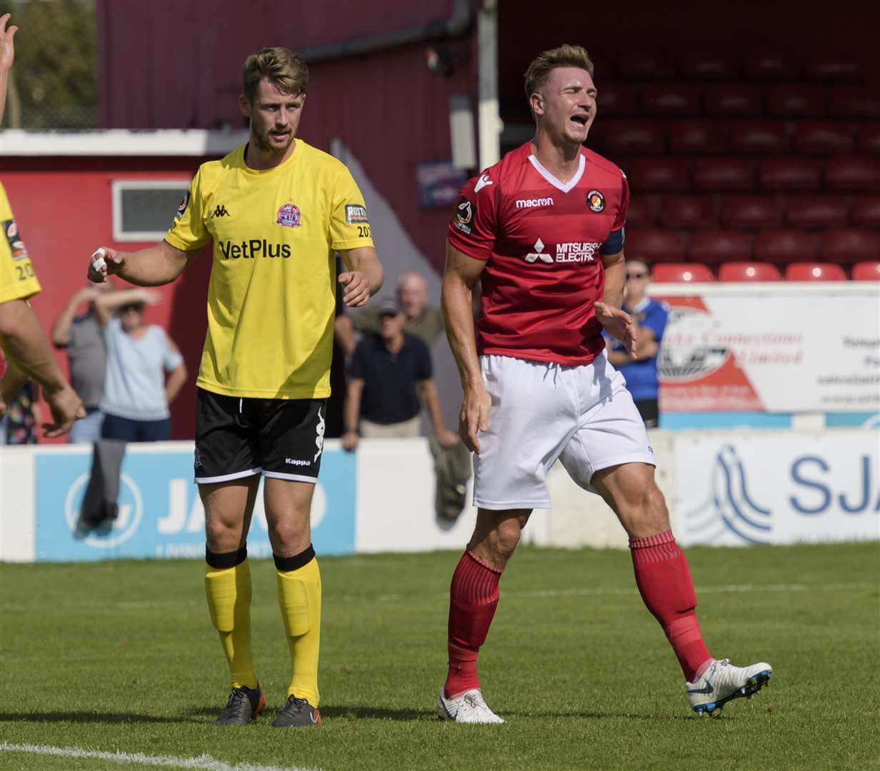 Experienced defender Dave Winfield joins Ebbsfleet United from