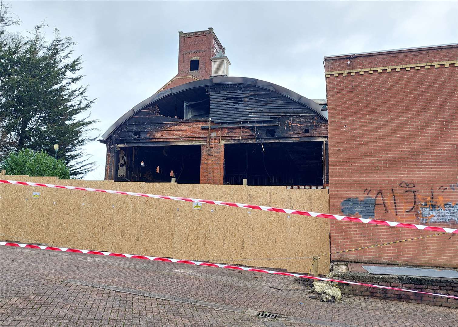 Hoardings are being placed around the fire-hit former nightclub in East Hill