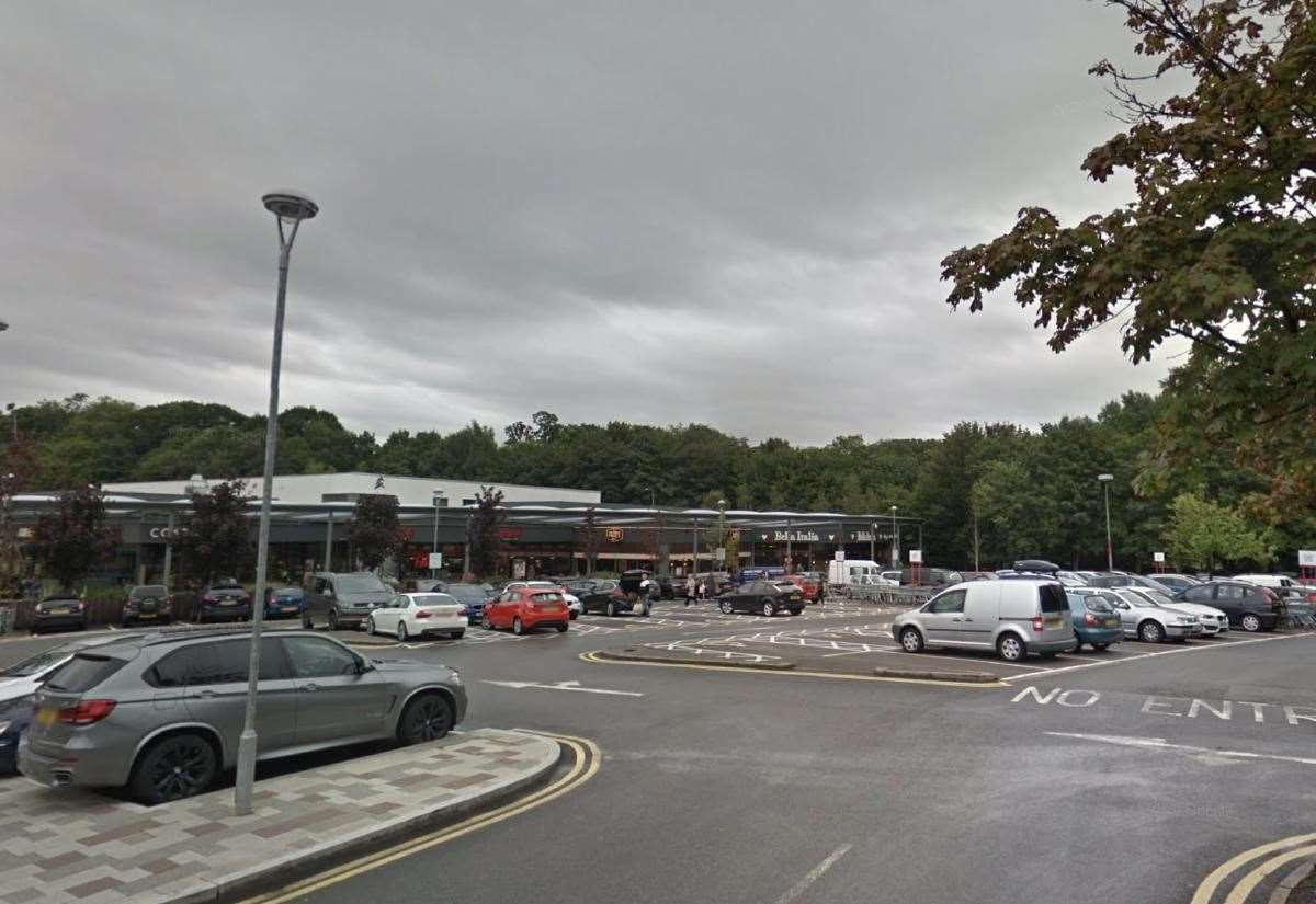 Multiple cars ‘damaged’ outside shopping centre