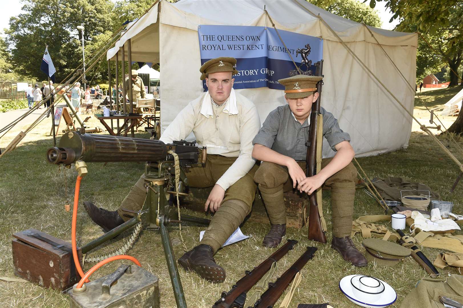 Ellington Park, Ramsgate. Battle for Victory. Adam Mills and Connor Vincent..Picture: Tony Flashman. (3063441)