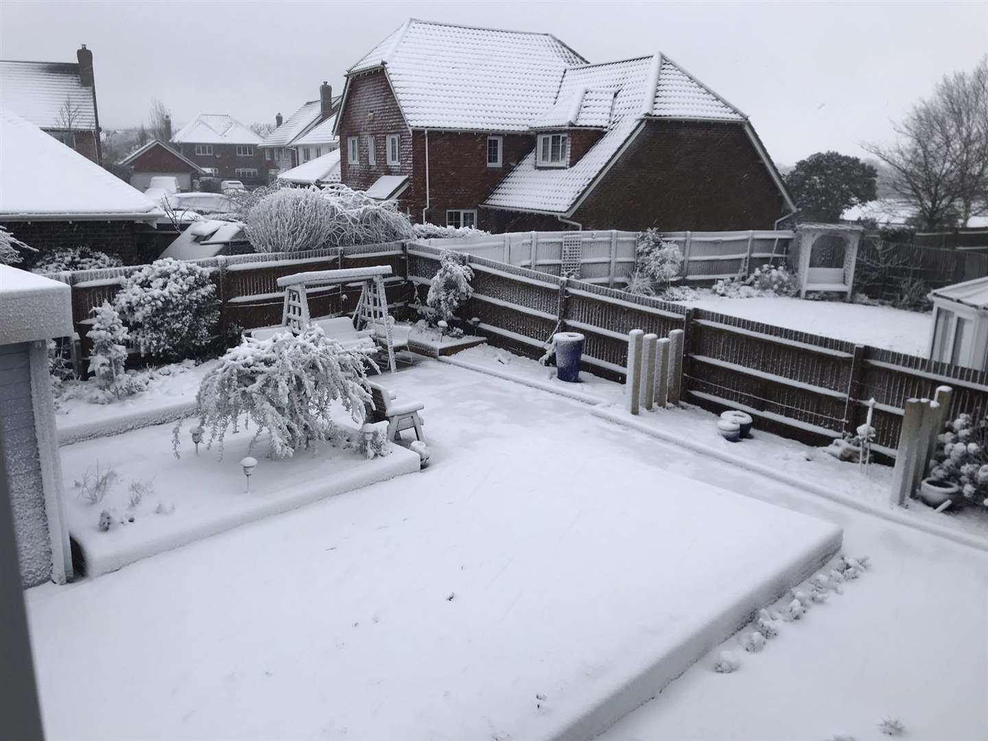 A thick layer of snow in Hawkinge captured by @melbayliss36