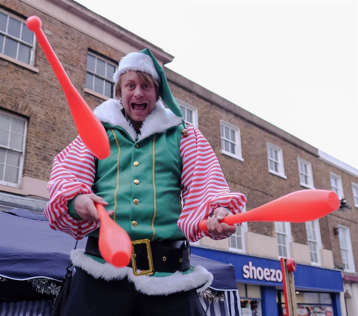 Giant juggling elf Allan Swan will be entertaining the youngsters at the Sheerness lights switch-on on Saturday (22863475)