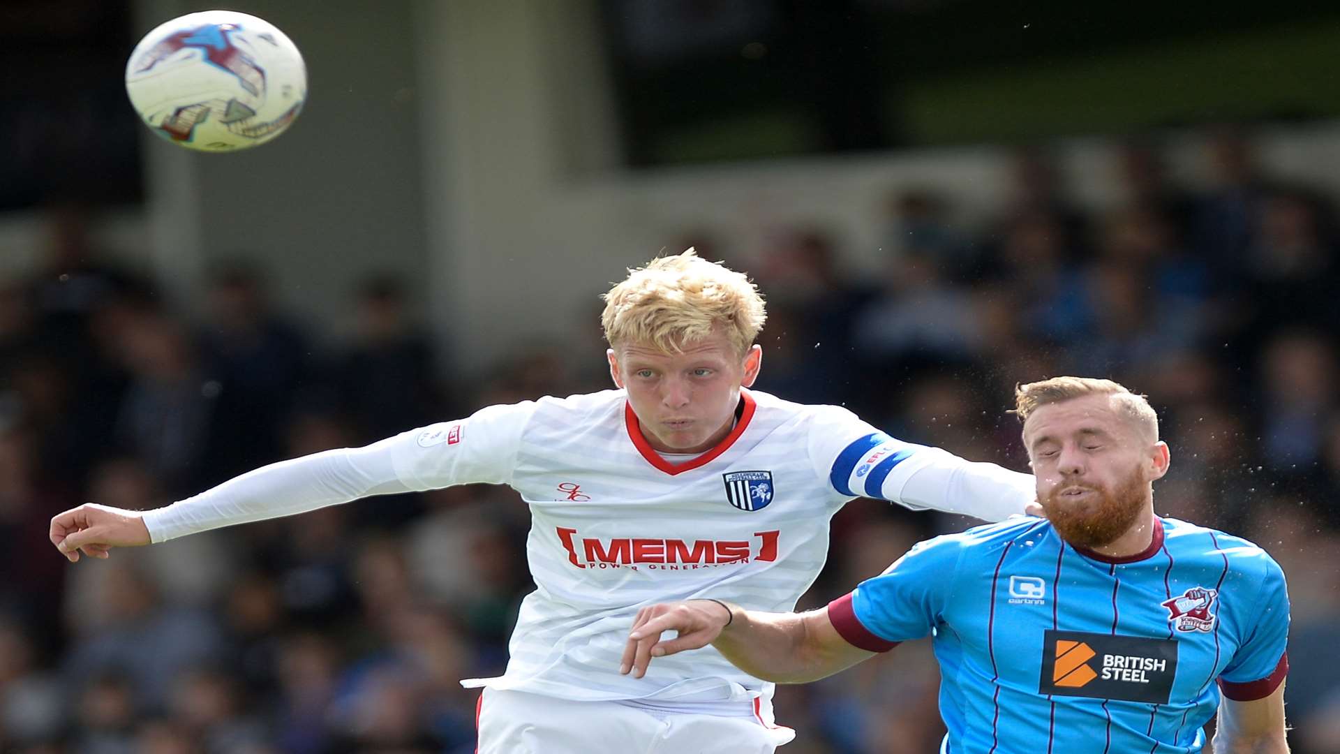 Josh Wright wins the ball in the air. Picture: Ady Kerry