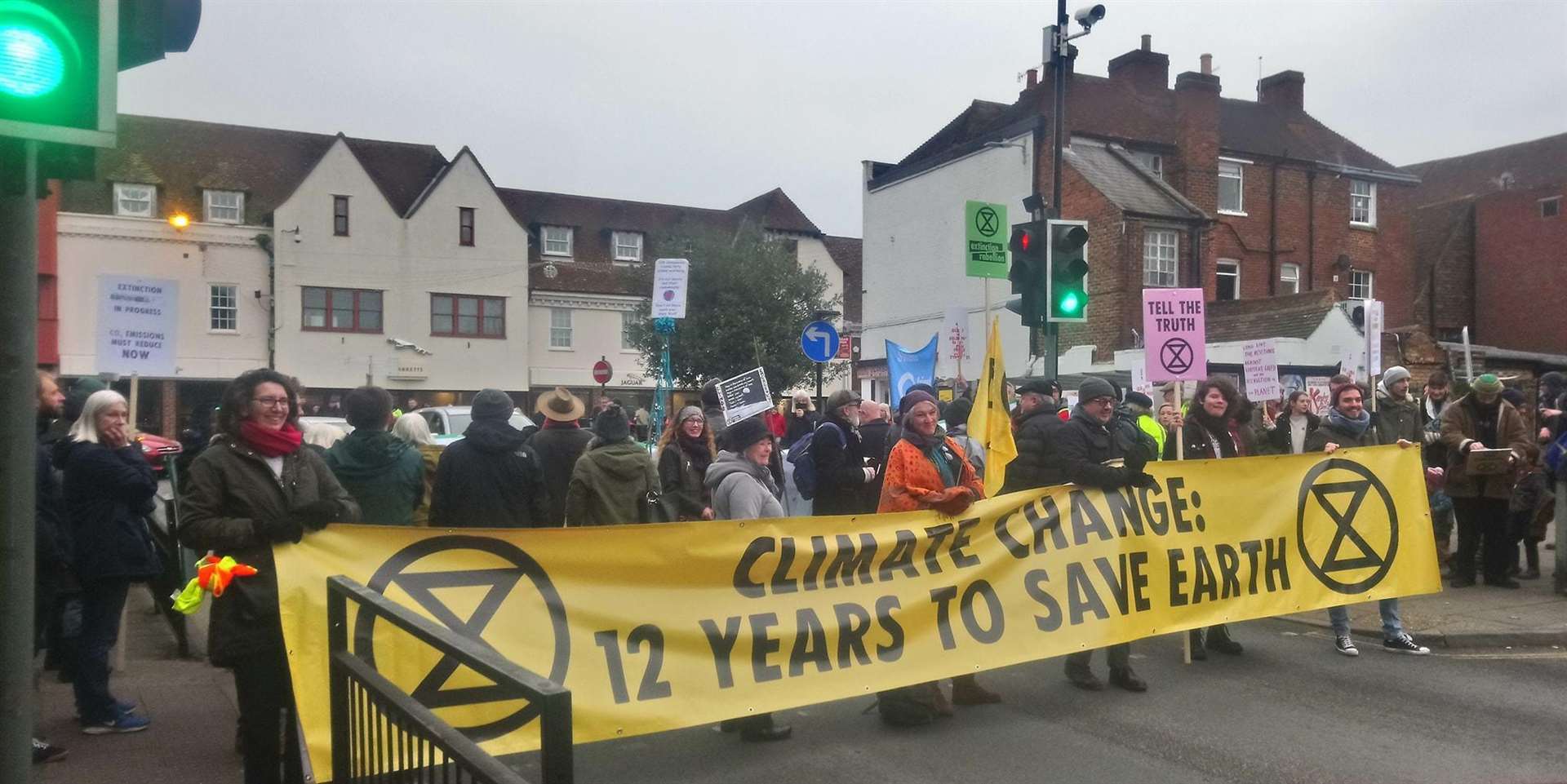 Climate change activists halt traffic (6332546)