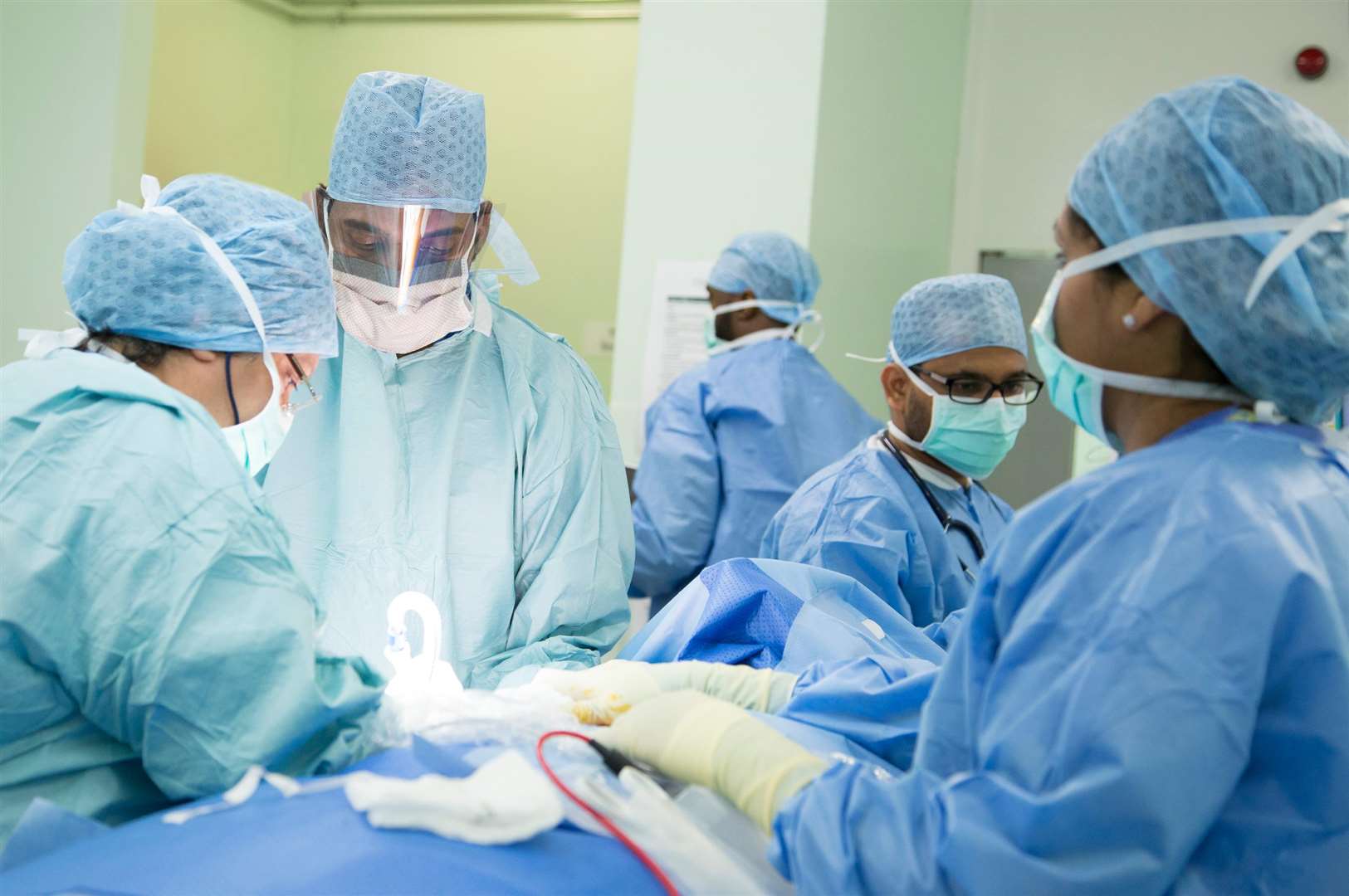 Surgery being carried out in an operating theatre at Medway Maritime Hospital. (2669464)