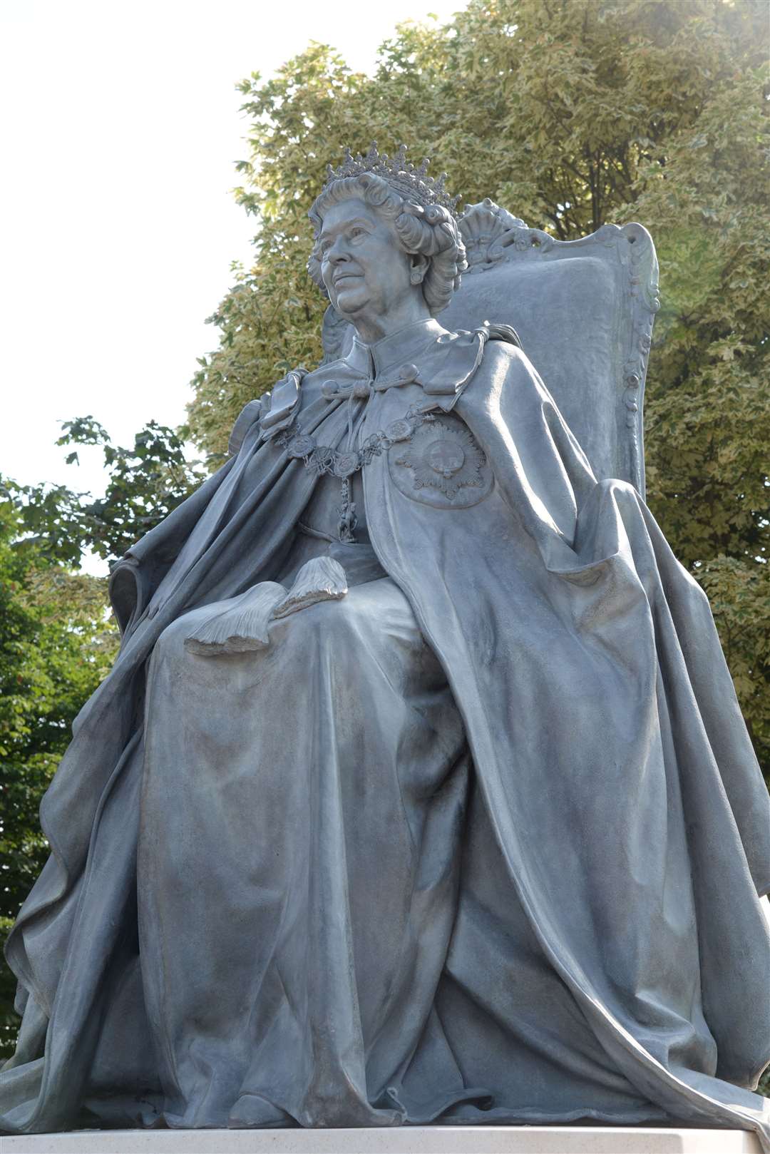 Look Ma'am, she's sitting - the statue of the Queen in St Andrew's Gardens, Gravesend