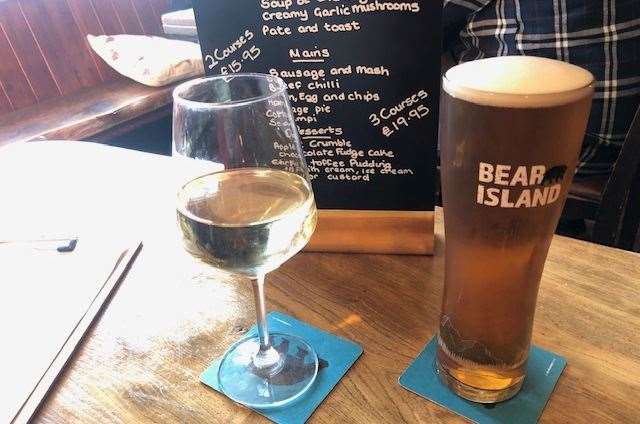 As you may be aware, I'm not a great fan of Shepherd Neame’s Master Brew, so decided it was worth the extra investment to have a Bear Island instead. And, the large NZ Sav Blanc was a considerably bigger investment!