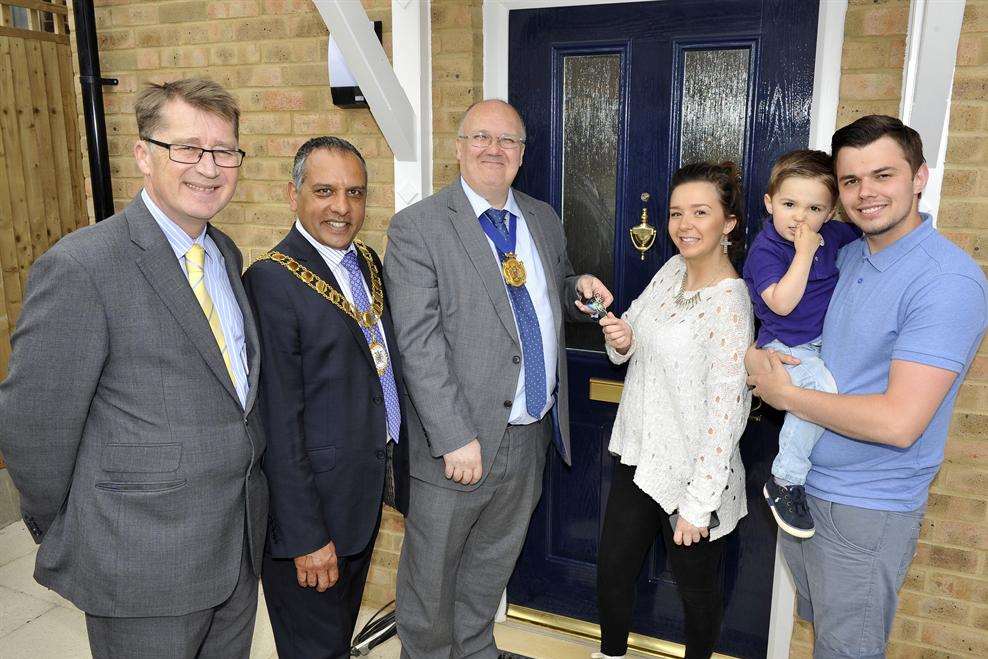 Opening of Littlebrook Manor Way, Dartford From left: Hyde Group Development Director David Gannicott, Mayor of Dartford Avtar Sandhu, Leader of Dartford Borough Council Jeremy Kite with new residents Tara Wheeler, James Adams and their son Riley.